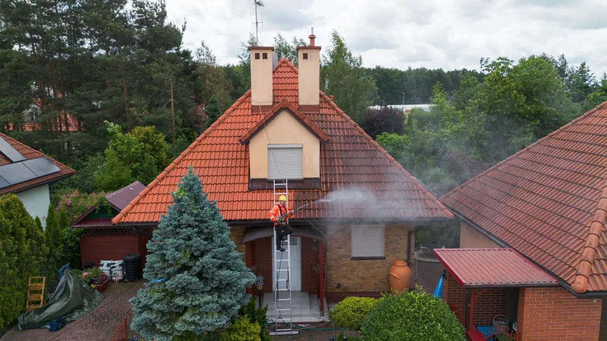 Mycie dachu z dachówki ceramicznej przed i po czyszczeniu – Rzeszów